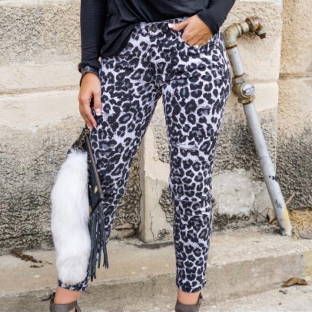 PRICE 👇•L&B White Leopard Distressed Ankle Skinny - Picture 3 of 7